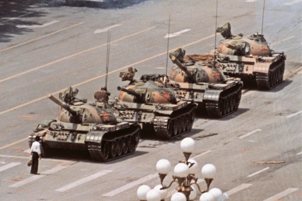 Emblemática fotografía de un hombre enfrentando tanques en Tiananmén en 1989. Foto: edition.cnn.com.