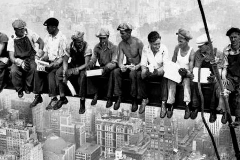Once trabajadores almuerzan en una viga de acero suspendida sobre Nueva York. Foto: Pinterest.