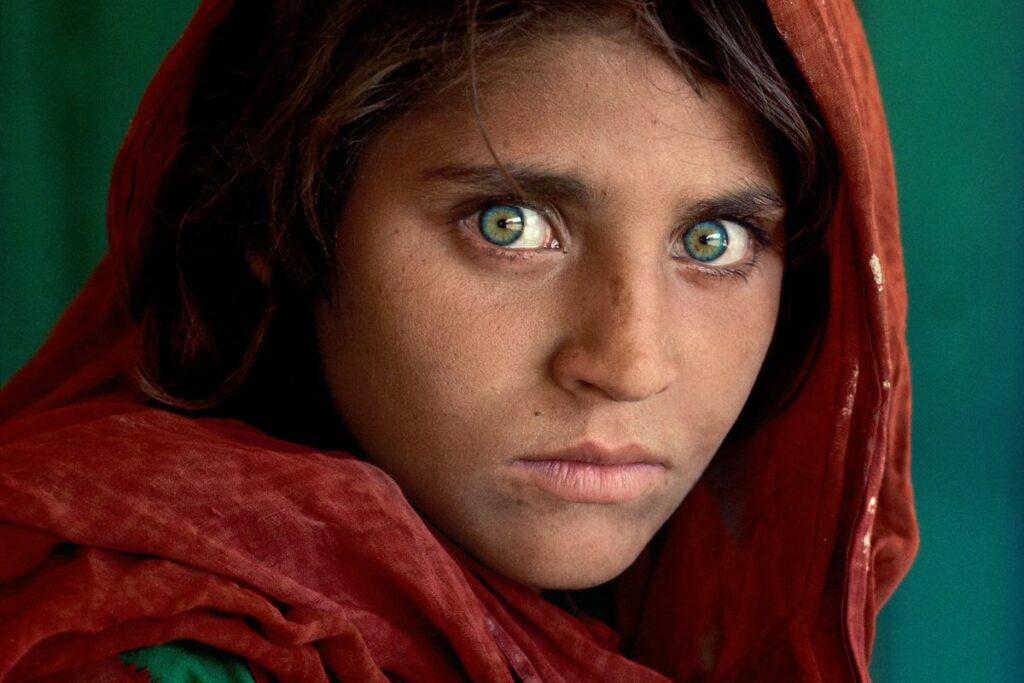 La icónica portada de National Geographic en junio de 1985 inmortaliza a una joven afgana de ojos verdes. Foto: seaworks.com.au.