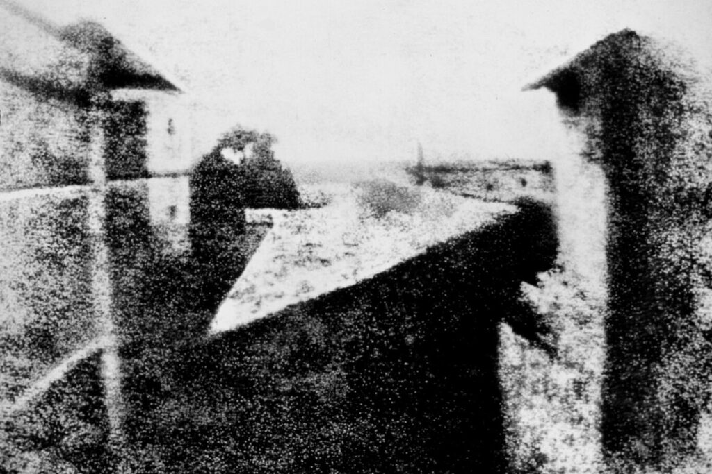 En 1826, Joseph Nicéphore Niépce capturó ‘Vista desde el Le Gras’. Foto: www.xataka.com.