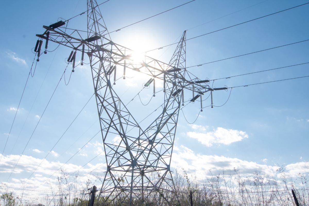 Colombia prioriza su energía y congela ventas a Ecuador tras la imposición de un arancel del 30%