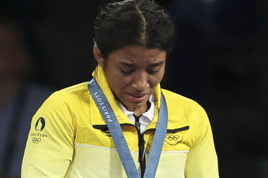 Lucía Yépez con la medalla de plata que ganó en París 2024.