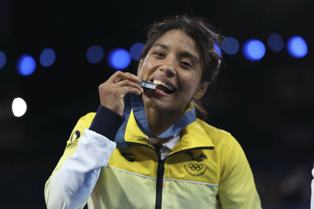 Lucía Yépez con la medalla de plata ganada en los Juegos Olímpicos de París 2024.