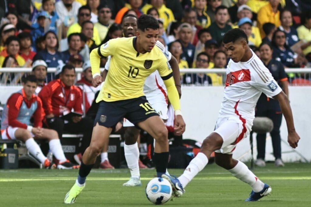 Kendry Páez en el partido entre la Selección de Ecuador y Perú por las eliminatorias sudamericanas 2026.