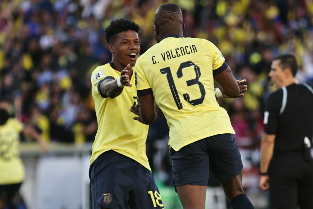 Enner Valencia y John Mercado celebrando el gol de la Selección de Ecuador ante Perú