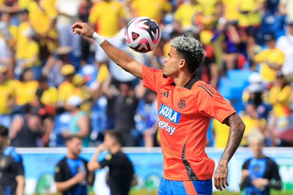 Luis Fernando Díaz de Colombia calienta previo a al partido de las eliminatorias sudamericanas para el Mundial de 2026 entre Colombia vs. Argentina en el estadio Metropolitano en Barranquilla.