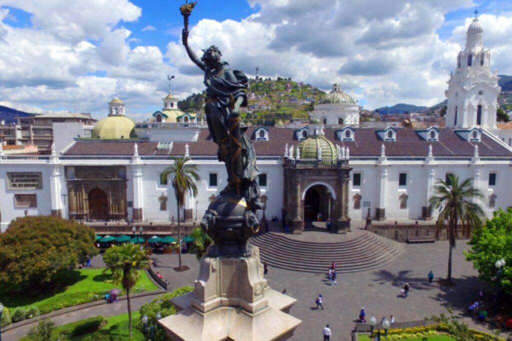 Quito, con su Centro Histórico, ofrece maravillas como el Panecillo y la Mitad del Mundo. Foto: www.quitoinforma.gob.ec.