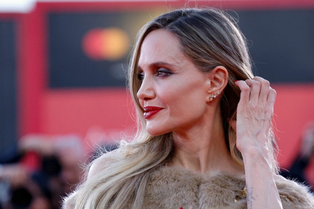 Angelina Jolie apareció en Venecia para el estreno de la película Maria que protagoniza. Foto: EFE