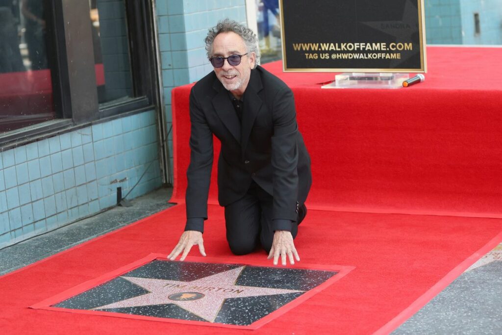 El director Tim Burton recibió en septiembre de 2024 su estrella en el Paseo de la Fama de Hollywood. Foto: EFE