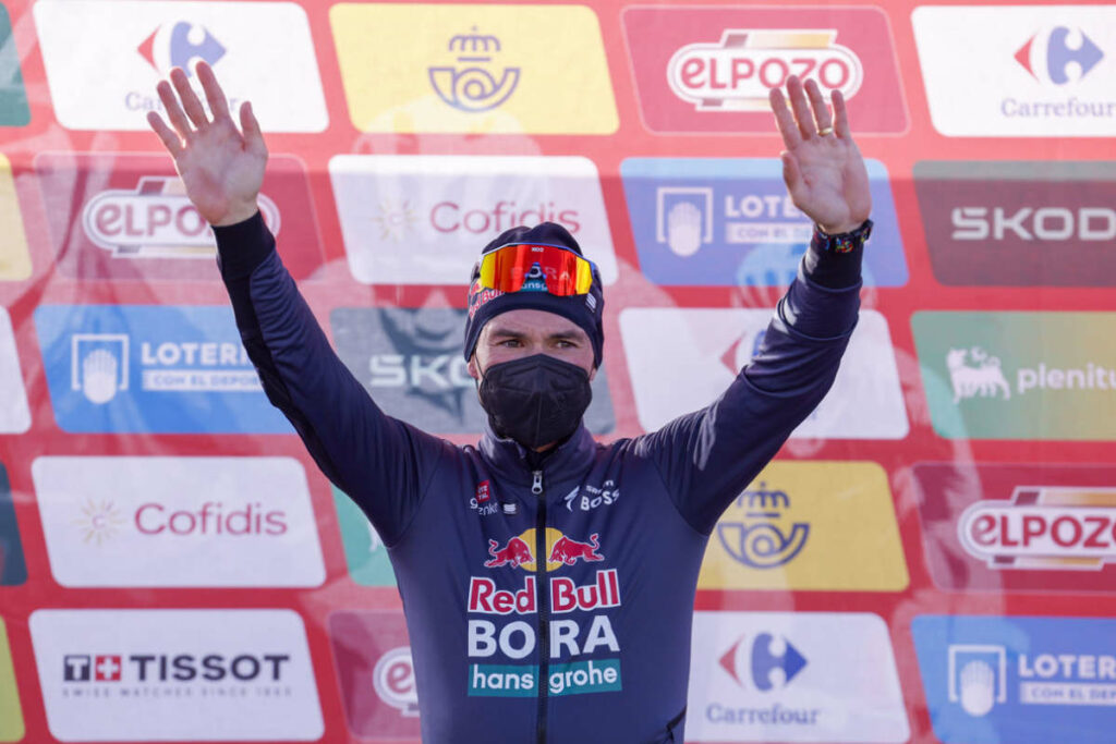 El ciclista esloveno del Bora Primoz Roglic, líder de la clasificación general, en el podio tras la vigésima y penúltima etapa de la 79 Vuelta a España, con 172 km de recorrido por Las Merindades burgalesas con salida en Villarcayo y llegada en Picón Blanco.