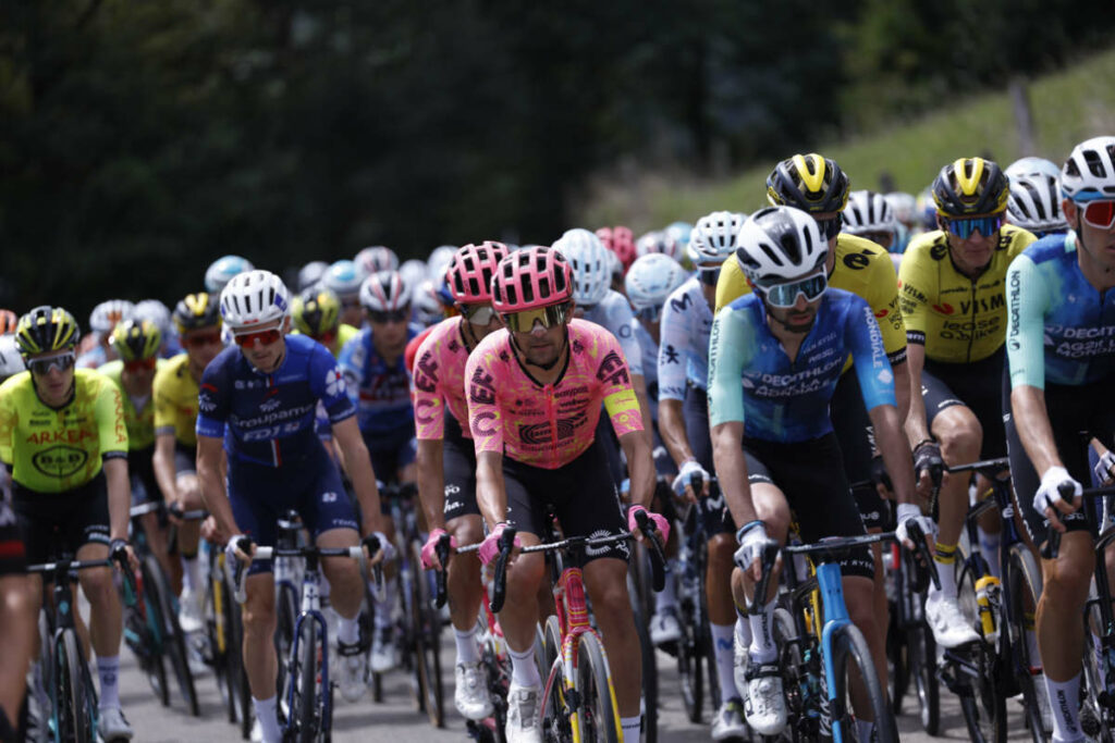 El pelotón de ciclistas reocrre la vigésima y penúltima etapa de la 79 Vuelta a España, 172 km por Las Merindades burgalesas con salida en Villarcayo y llegada en Picón Blanco.