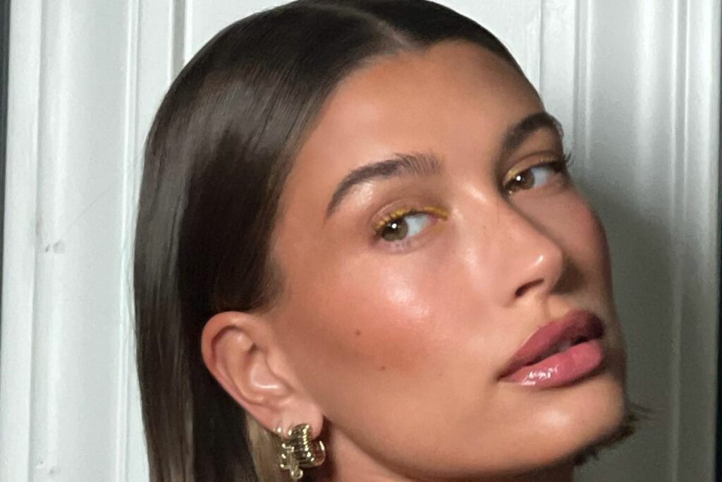 Hailey Bieber es una representante del estilo clean girl. Foto: Facebook