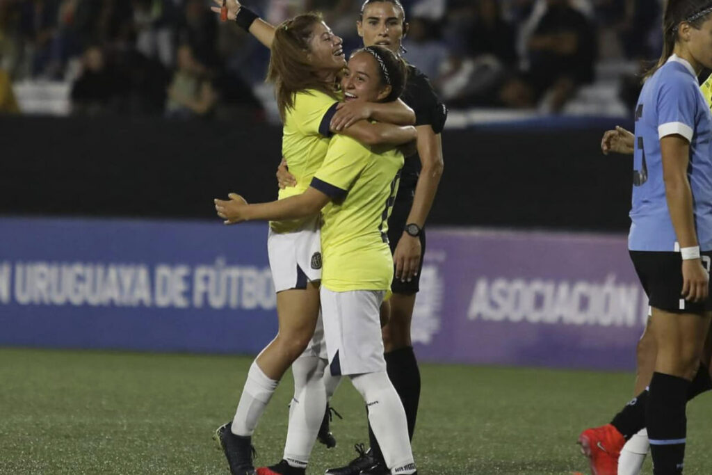 Emily Arias (i) y Danna Pesantez con la Selección de Ecuador.