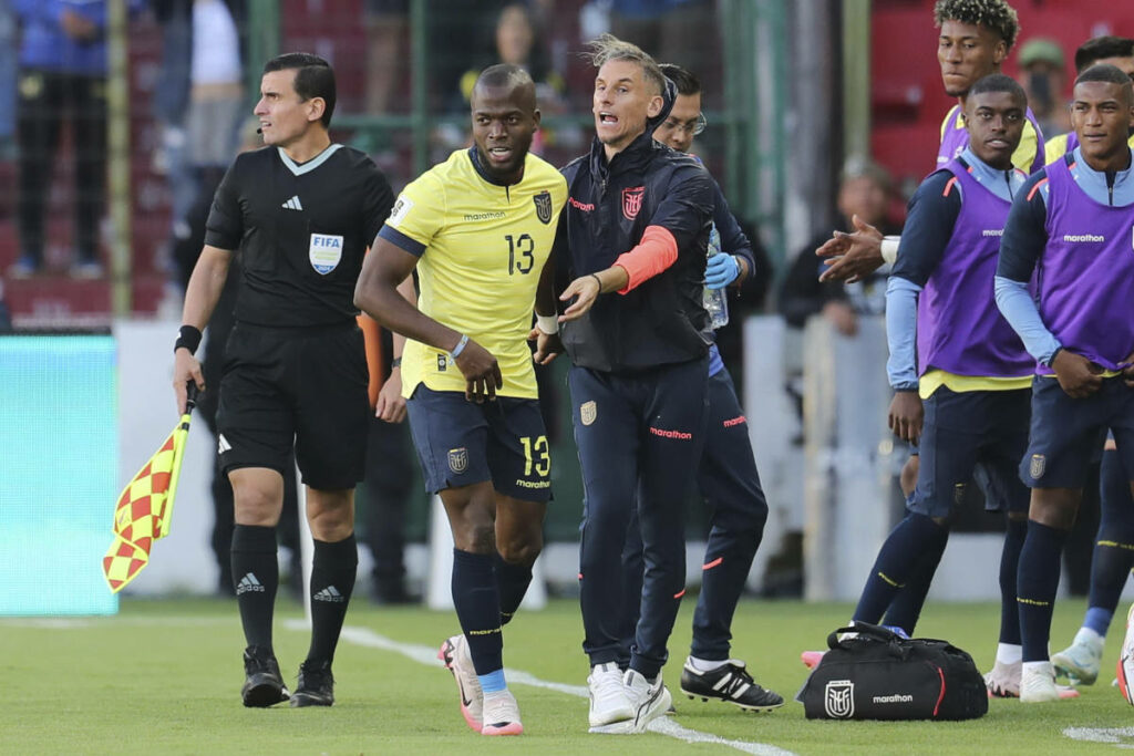 Enner Valencia (i) y Sebastián Beccacece en las eliminatorias al Mundial 2026.