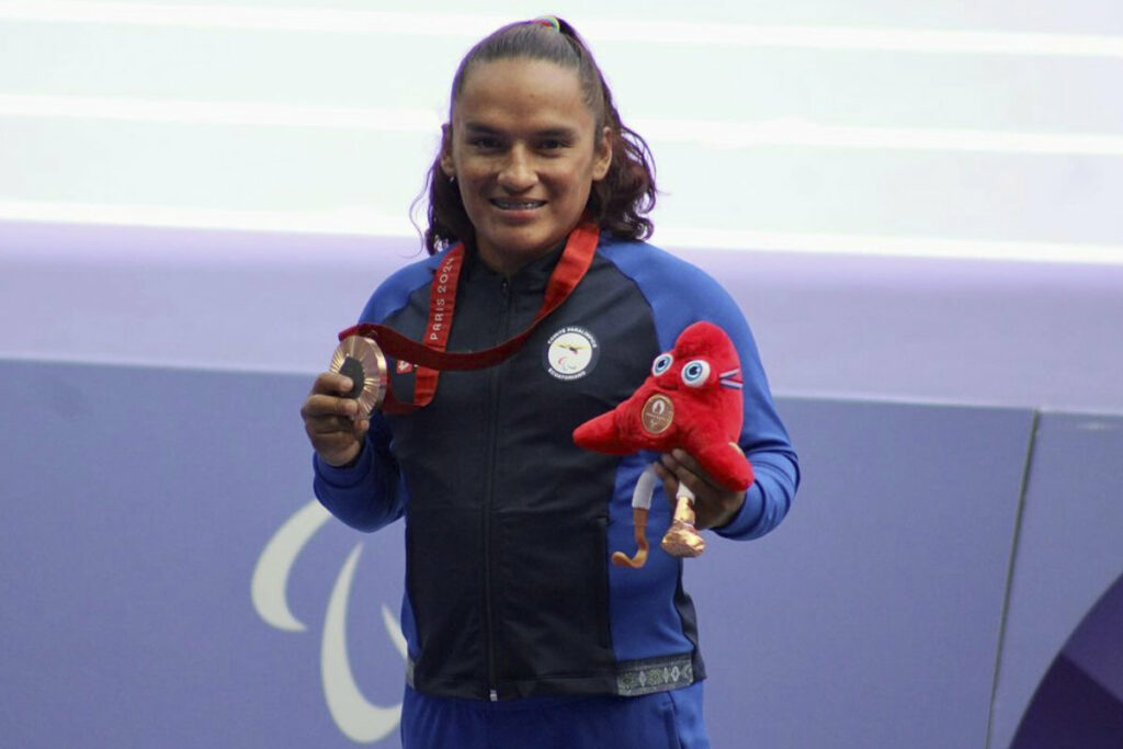 Estefany López y su medalla de bronce en lanzamiento de disco F41.