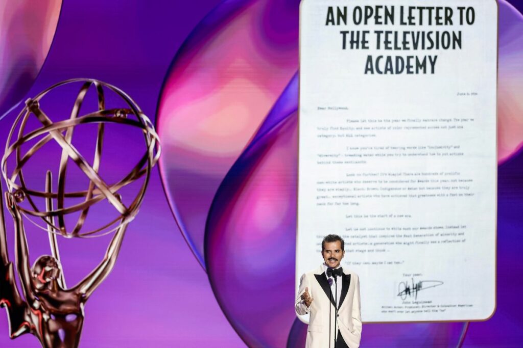 El actor John Leguizamo da su discurso en los Emmy 2024. Foto: EFE