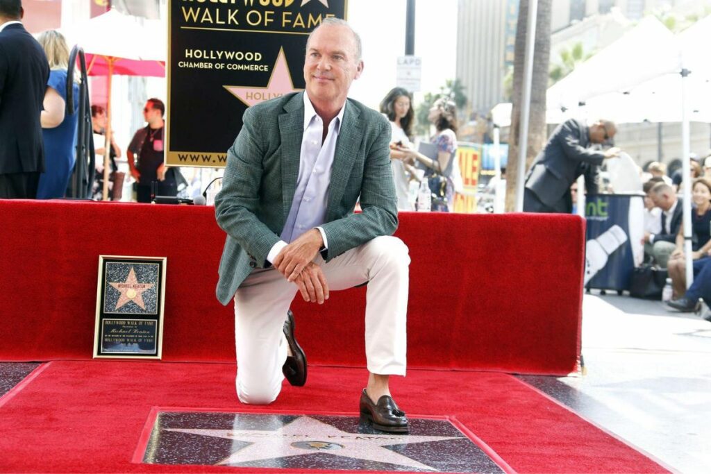 Michael Keaton recibió su estrella de la fama a los 64 años. Foto: Facebook.