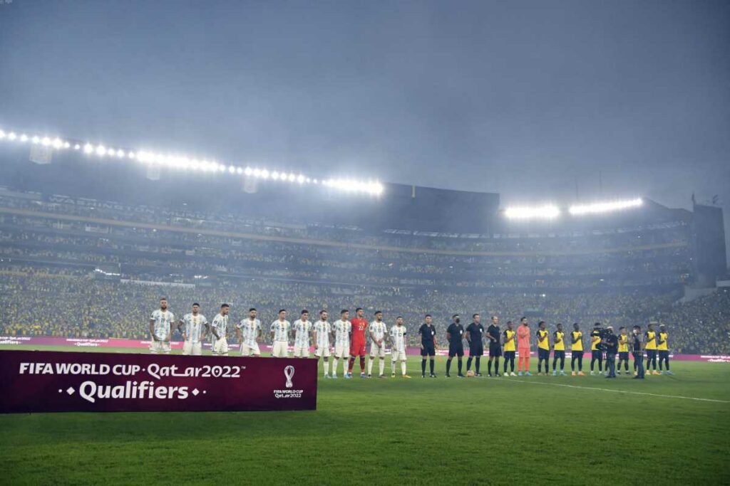 Jugadores de Ecuador y Argentina en el estadio Monumental en el 2022.