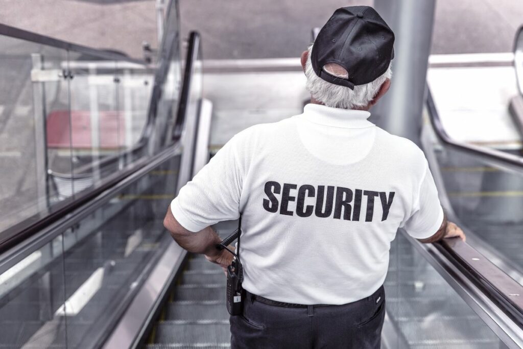 Foto referencial de un hombre que trabaja como guardia de seguridad.
