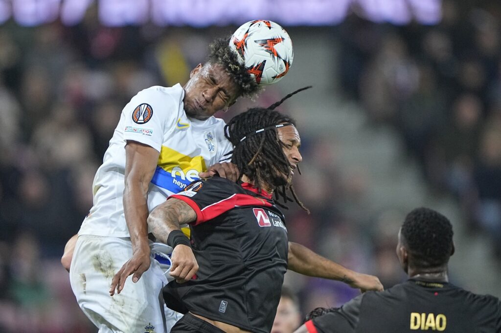 Kevin Rodríguez del Union Saint Gilloise disputa un balón con Kevin Mbabú. compañero de Denil Castillo en el Midtjylland