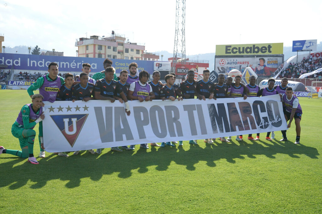 Jugadores de Liga de Quito con la pancarta de apoyo a Marco Angulo en la fecha 10 de la segunda etapa de la Liga Pro.