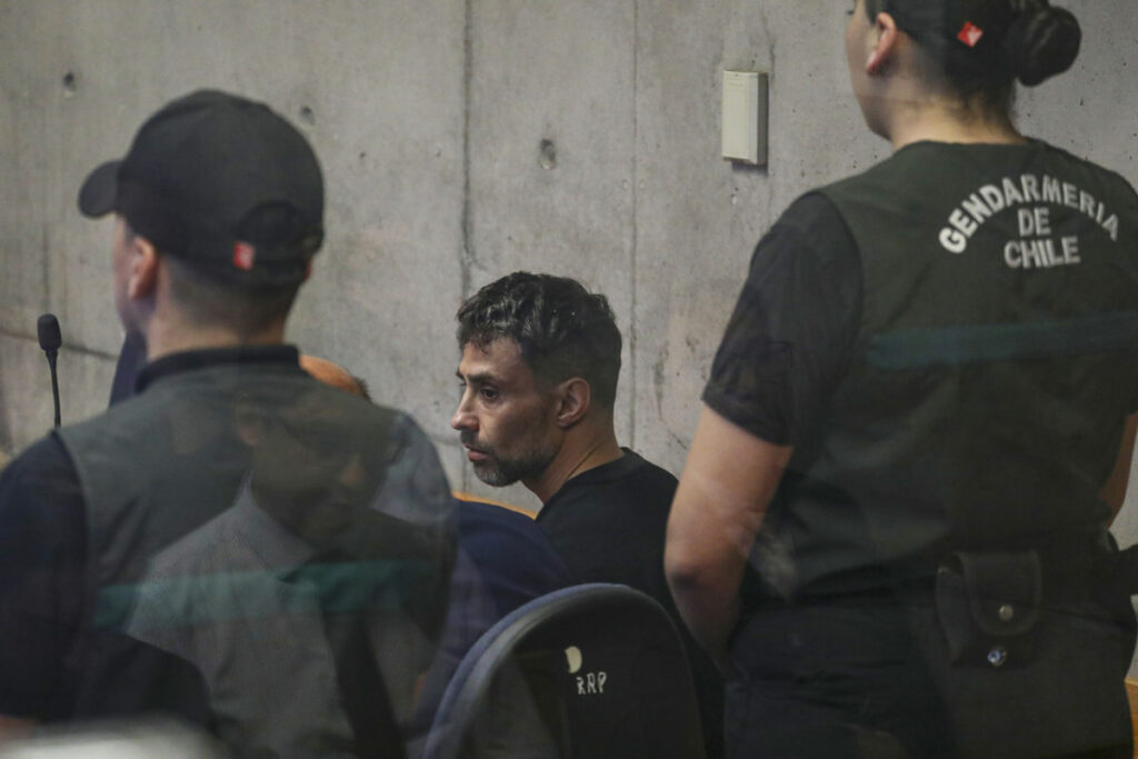 Jorge Valdivia (centro), exfutbolista de la Selección de Chile, que posee dos acusaciones de abuso sexual.