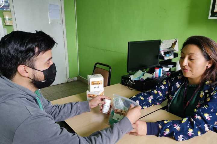 Álex, de 33 años, está consciente de hacerse pruebas de VIH periódicos y usar métodos de prevención del VIH.