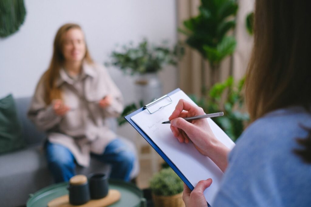 Alimentos como los frutos secos y el salmón pueden mejorar la salud mental y reducir el estrés.