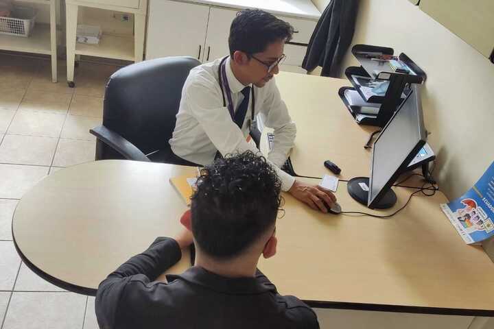 Mauricio (nombre protegido) recibe la PrEP en el Centro de Salud No. 1 del Centro Histórico de Quito, para evitar la transmisión del VIH. 