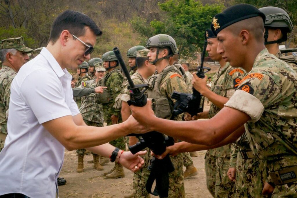 En Guayaquil, el presidente Daniel Noboa participó de la entrega de armamento incautado.