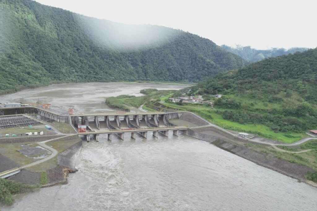 Coca Codo Sinclair es la central hidroeléctrica más grande del país, con 1 500 MW de potencia instalada.