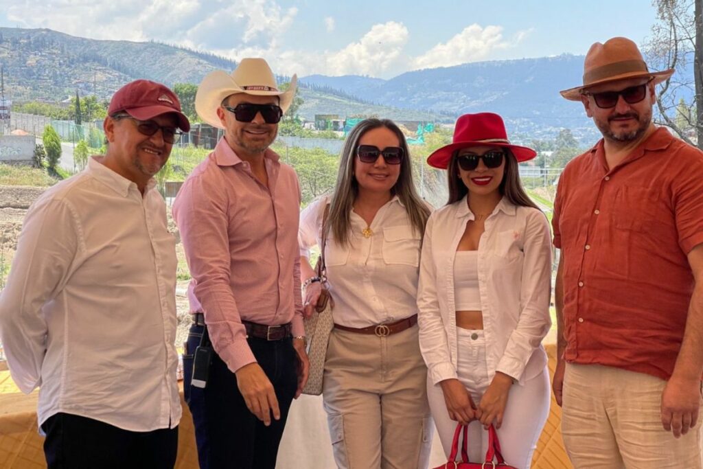 Nelson Madruñero; Joan Proaño, CEO de Proaño | Proaño Promotora Inmobiliaria; Adriana Moreira, Andrea Pardo y Ghandi Burbano, director ejecutivo de Constructores Positivos. Cortesía