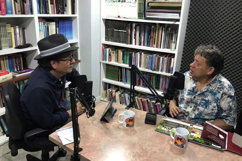 Guillermo Báez (d) y El Señor del Sombrero, en un diálogo sobre los 74 años de la Cafetería Modelo.