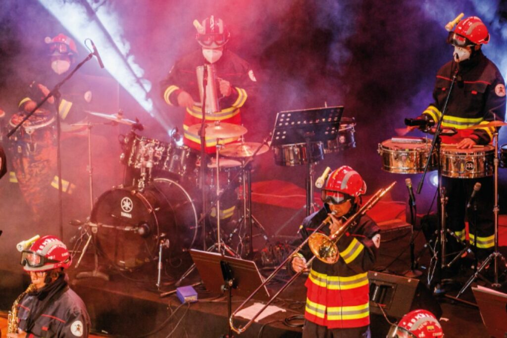 La Banda Sinfónica del Cuerpo de Bomberos dará un recital de música tropical.