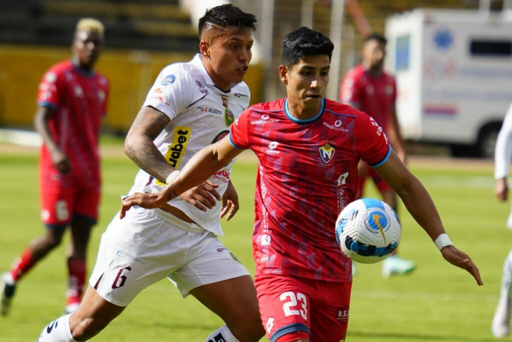 Daniel Patiño, jugador de El Nacional, defiende un balón ante Daniel Ayala de Mushuc Runa antes de la Copa Ecuador.