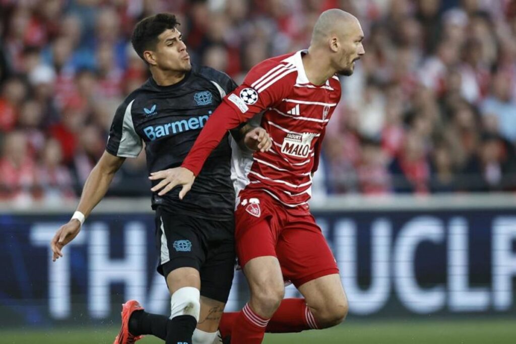 El ecuatoriano Piero Hincapié del Bayer Leverkusen marca a un rival del Brest.