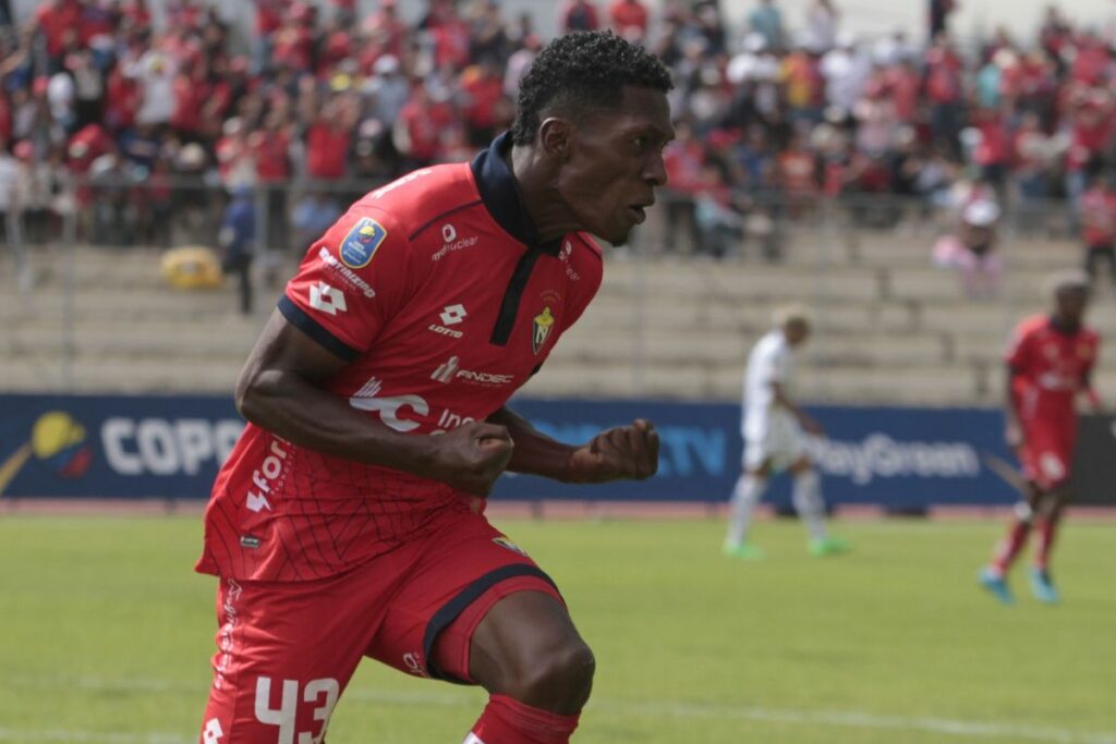 Jorge Ordóñez celebra uno de los goles en la semifinal de ida de la Copa Ecuador.