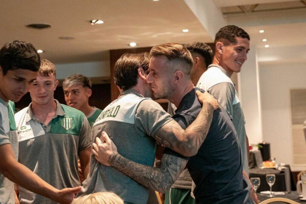 Damián Díaz (der.) en un encuentro con sus compañeros de Banfield tras su lesión.