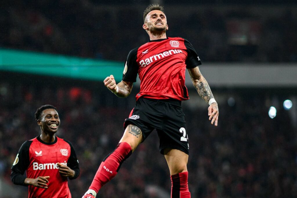Aleix García celebra un gol con el Bayer Leverkusen de Piero Hincapié en la Copa de Alemania.