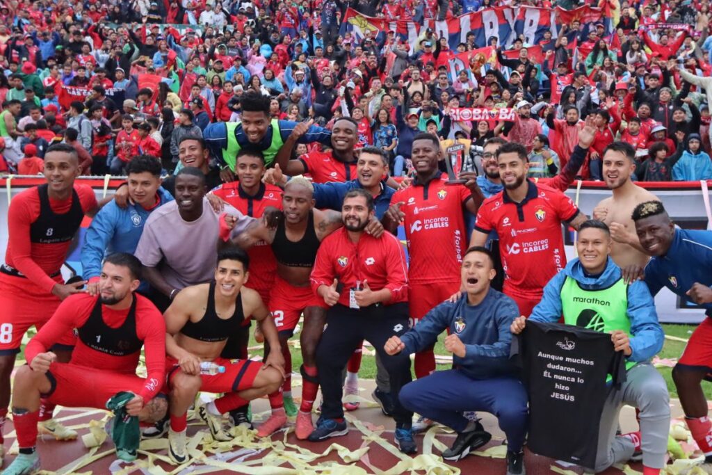 Jugadores de El Nacional celebran su clasificación a la final de la Copa Ecuador.
