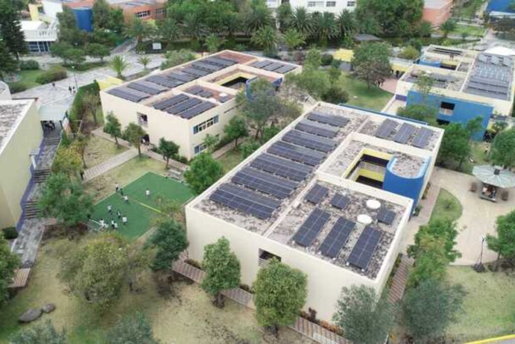 Los paneles solares están ubicados estratégicamente en los techos de cinco edificios del Colegio Alemán. Foto: Diego Pallero