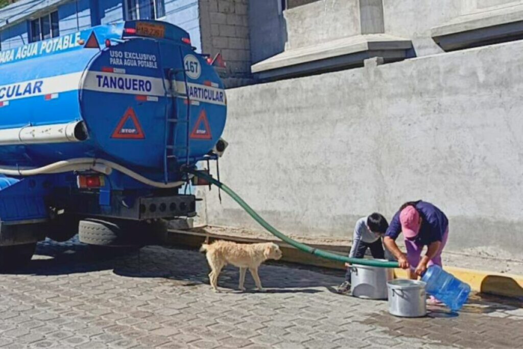 Mientras en unos barrios se aprovisionan de agua por medio de tanqueros, en otros se consume más de lo debido.