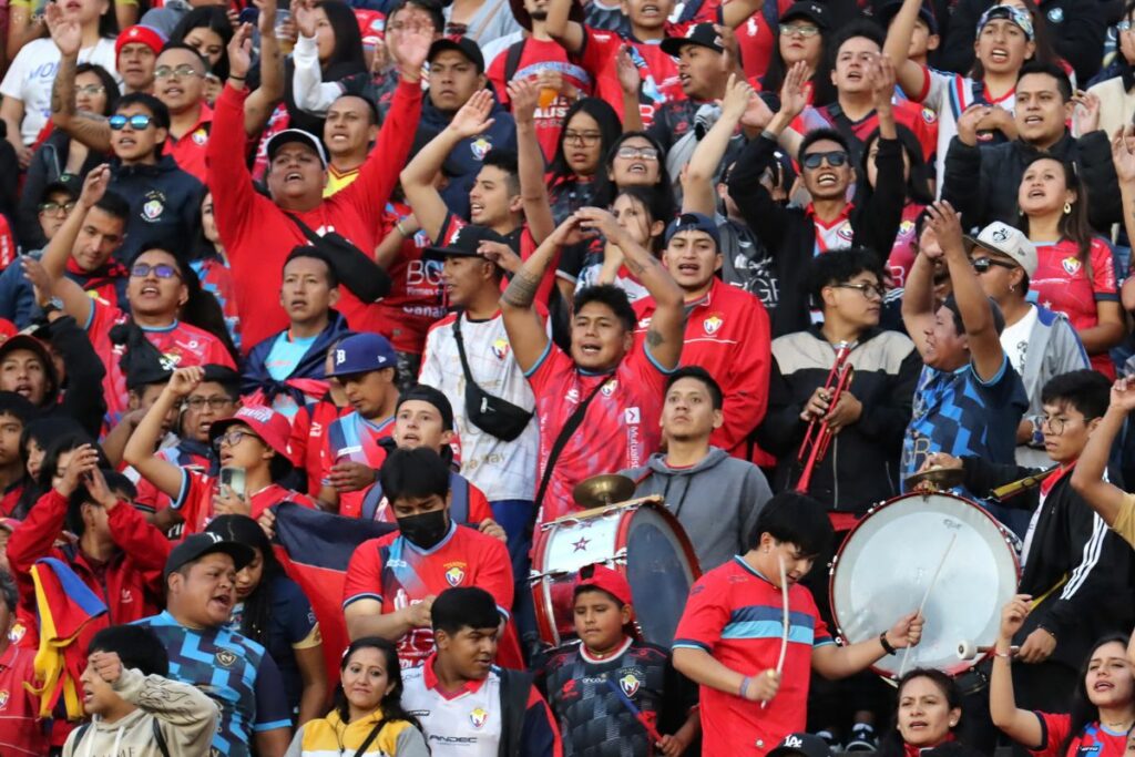 Foto de hinchas de El Nacional en un partido de la Liga Pro.
