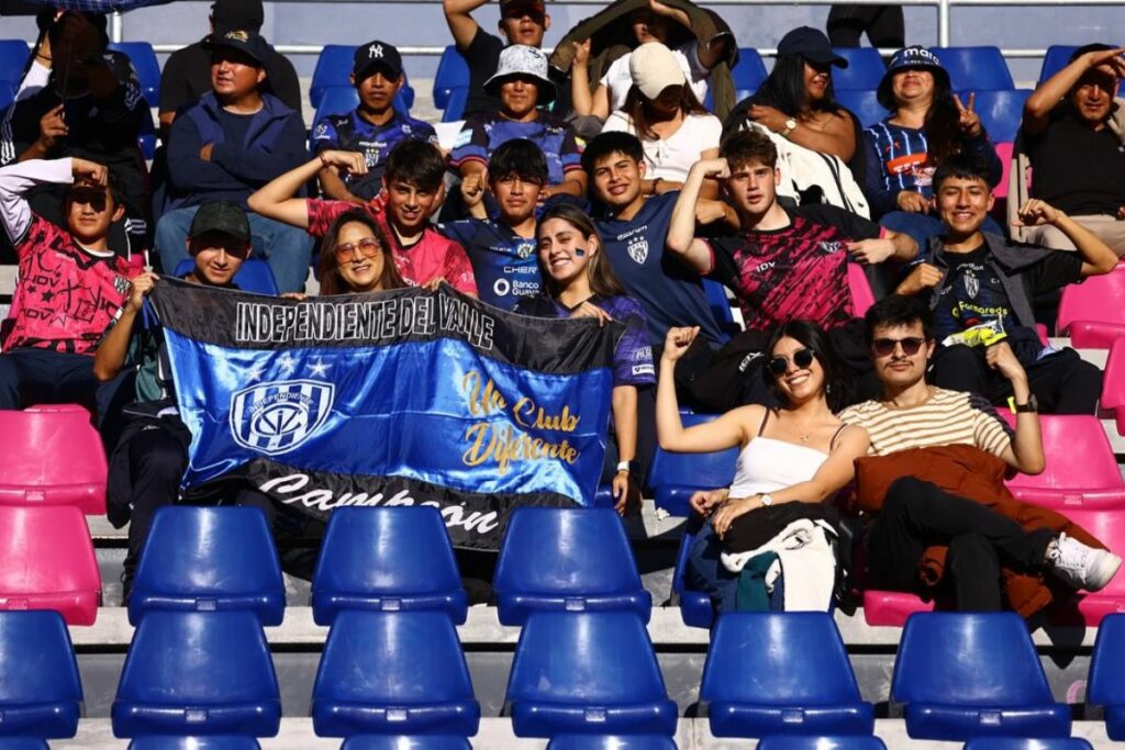 Foto de hinchas de Independiente del Valle en un partido de la Liga Pro.
