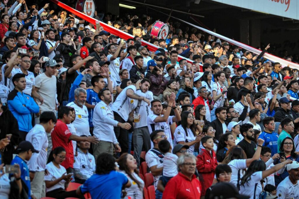 Foto de hinchas de Liga de Quito en un partido de la Liga Pro.