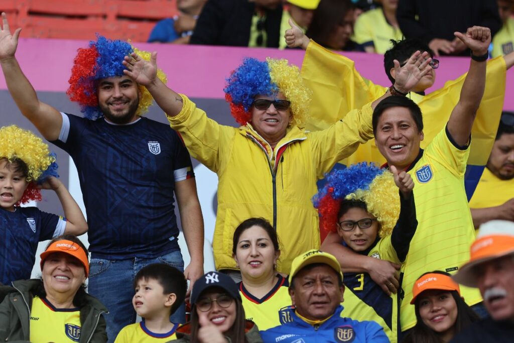 Aficionados de Ecuador en la previa del partido ante Paraguay.