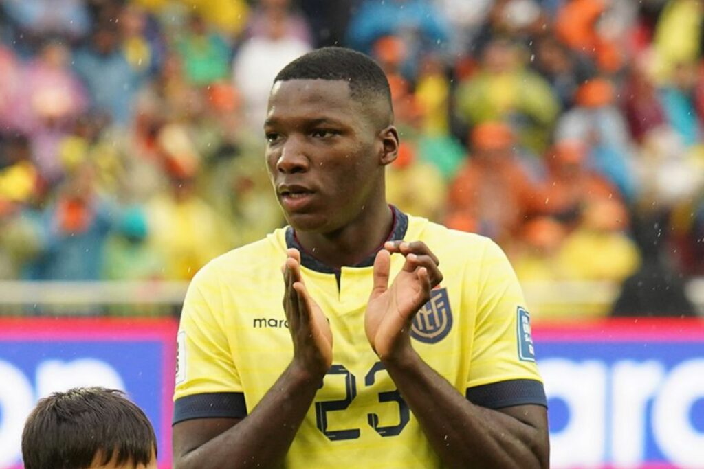 Moisés Caicedo en el partido de la Selección de Ecuador contra Paraguay.