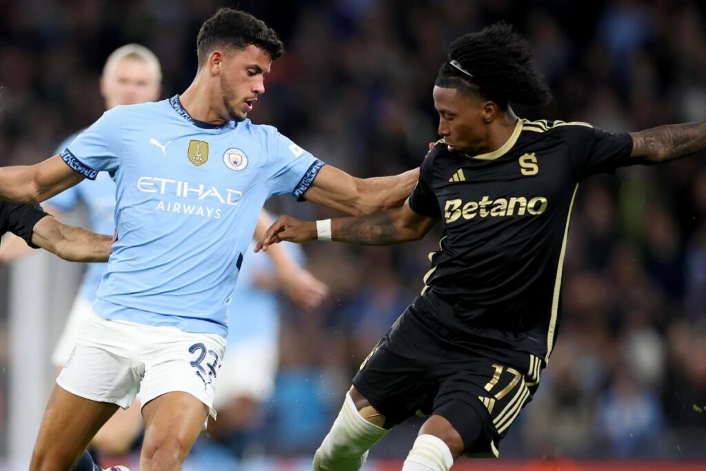Angelo Preciado (der.) en el partido entre el Manchester City y el Sparta Praga por la Champions League