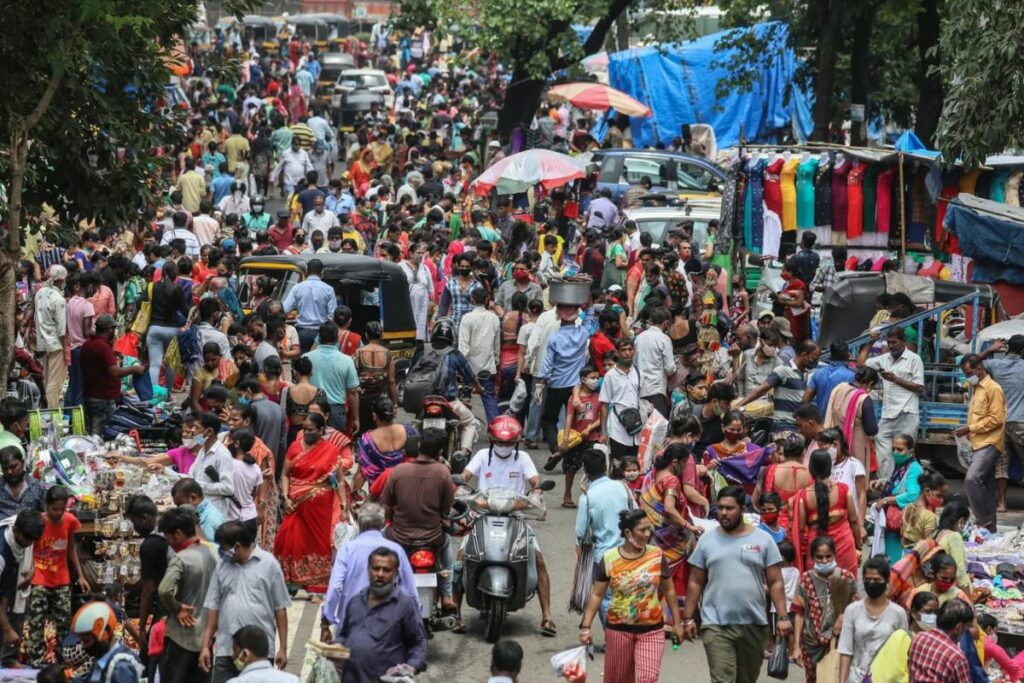 Cientos de personas caminan por un mercado en Mumbai, India.