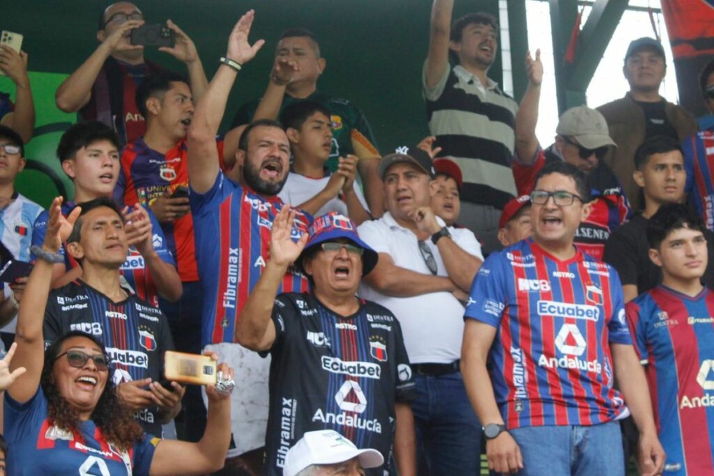 Hinchas del Deportivo Quito en un partido del Torneo de Ascenso.